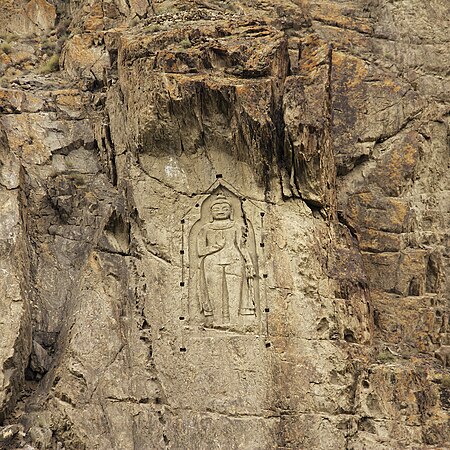 吉尔吉特-巴爾蒂斯坦的Kargah Buddha（英语：Kargah Buddha），據估計約在7世紀完成，當地人Idioma shina（英语：Idioma shina）認為這是药叉女（Yashani）的形象。