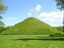 KopiecPiłsudskiego-WidokOdZachodu-POL, Kraków.jpg