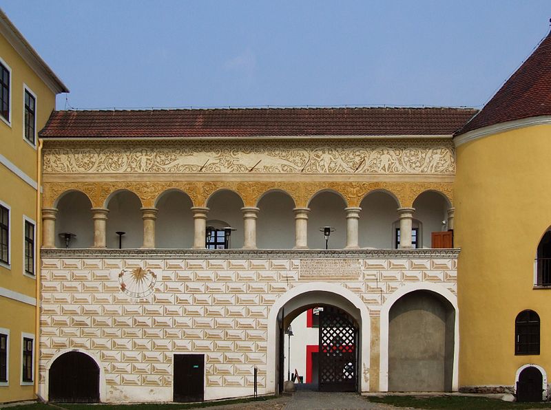 File:Krnov castle - entrance.jpg