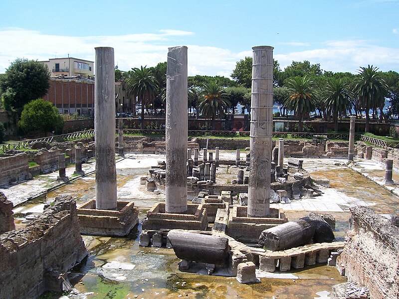 Файл:Serapeum (Pozzuoli) -3.jpg