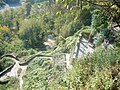 Escaleras que van desde lo alto hasta la cueva de la catarata.