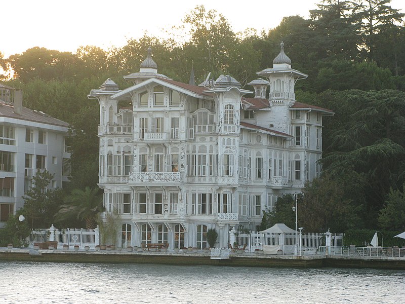 File:Bosphorus yali bergie.jpg