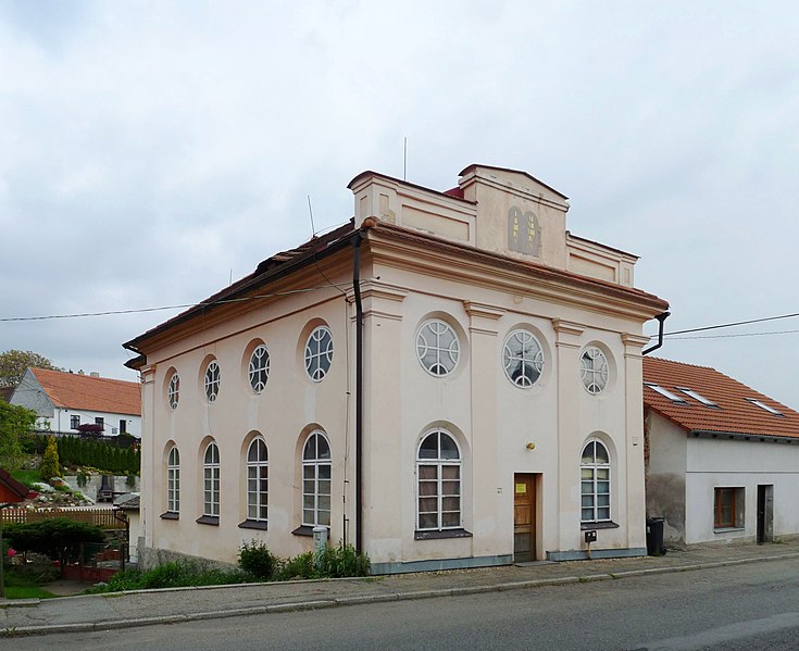 File:Divišov, synagoga 01.jpg