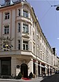 Restored old building on the Hackenstraße with retail and apartments