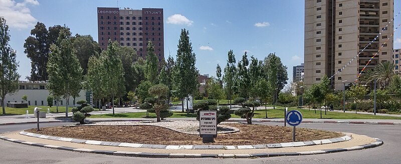 Archivo:Kikar Hamitnadvim, Beersheba.jpg