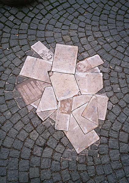 Файл:Scholl-Denkmal, München.jpg