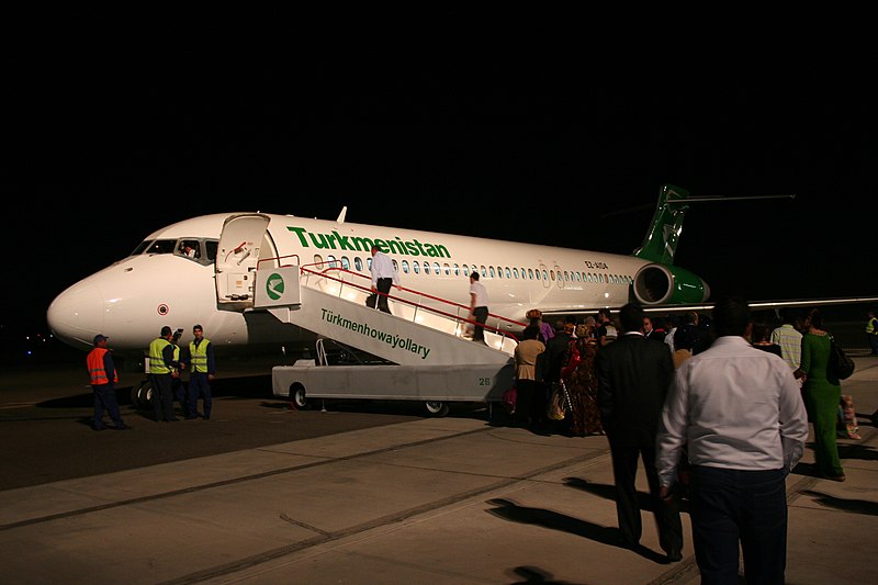 Файл:Turkmenistan Airlines Boeing 717.jpg