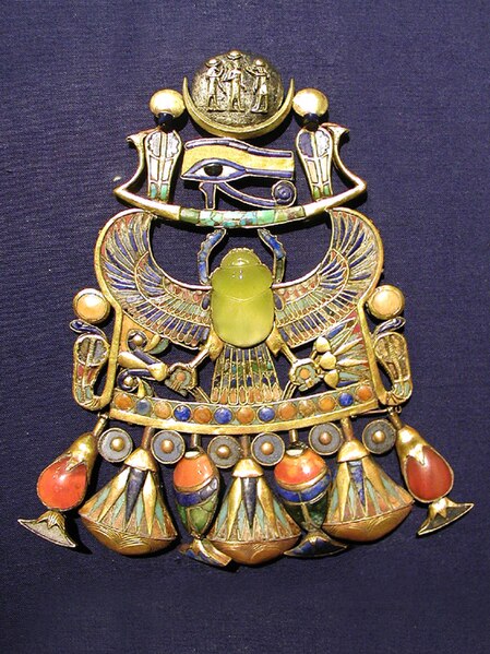 Archivo:Tutankhamun pendant with Wadjet.jpg