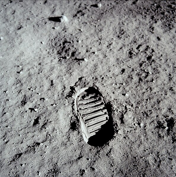 Archivo:Apollo 11 bootprint.jpg