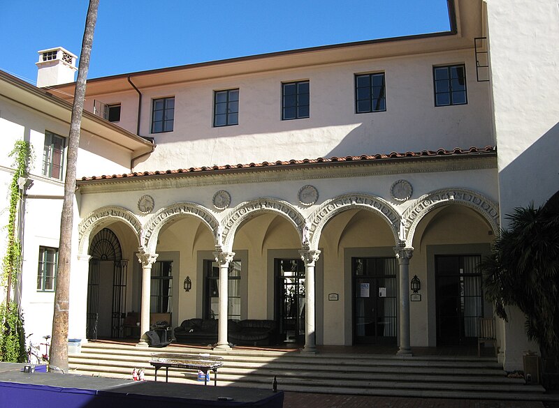 File:Dabney courtyard.jpg