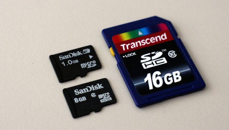 File:MicroSD與SD記憶卡.JPG