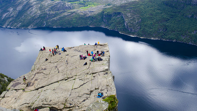 Archivo:Preikestolen vista picada.jpg