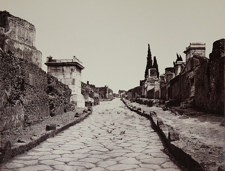 File:Street of tombs (Pompeii).jpg