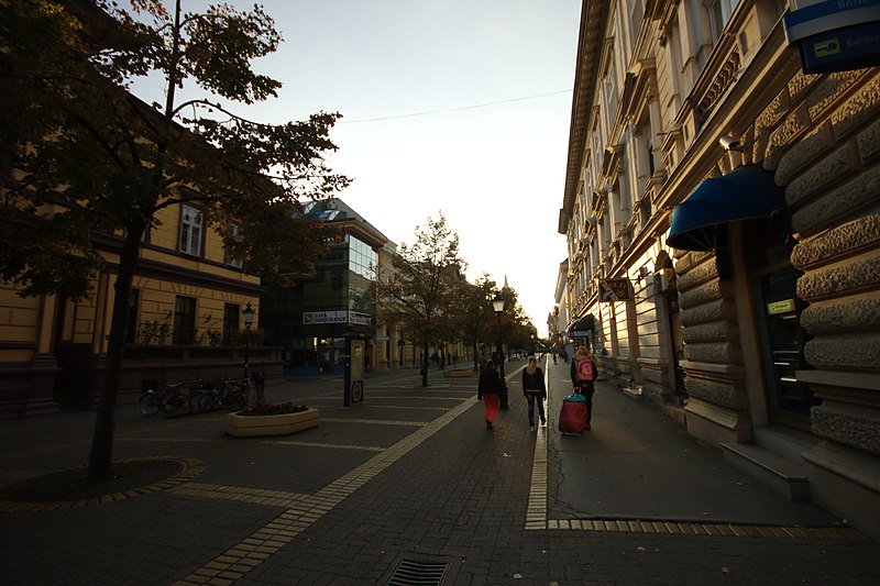 File:Subotica, podvečerní korzo.jpg