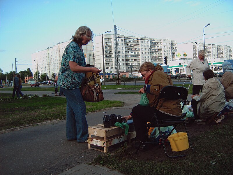 File:Vendors in Ziepniekkalns.JPG