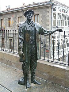 Estatua de Celedón, 2005, de Ángel Benito Gaztañaga, Balconada de la iglesia de San Miguel