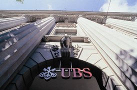 Головной офис UBS в Цюрихе, Банхофштрассе 45 с логотипом банка — комбинацией его названия «UBS» и «трех ключей»