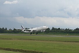 Air France A340 aterrizando en la pista 13L