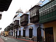 Casa de Osambela, sus balcones y aquellos de sus vecinos