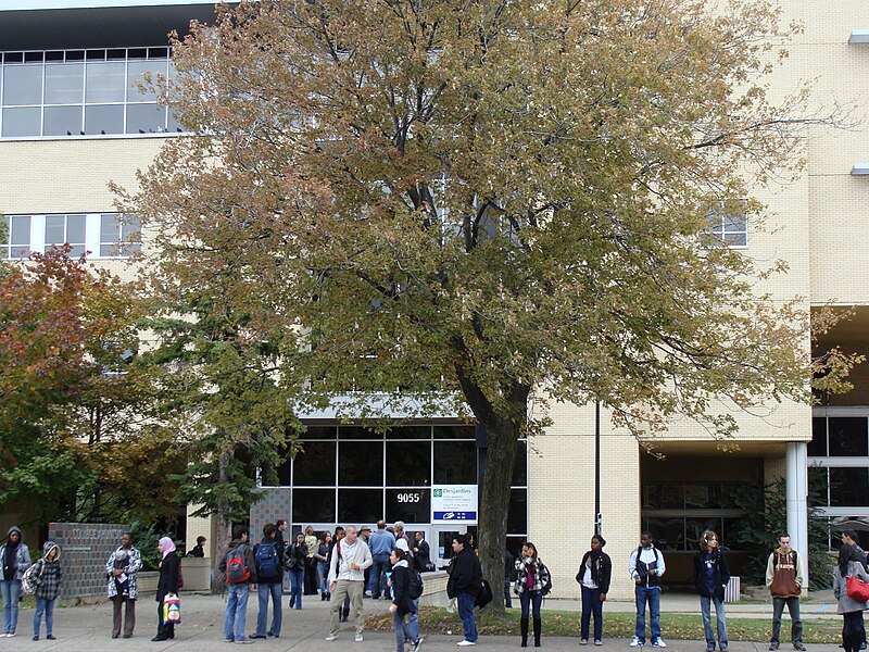 File:Collège Ahuntsic02.JPG