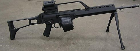 HK G36 con bípode y tambor de 100 cartuchos.