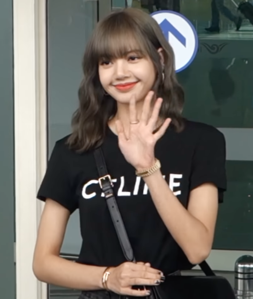 Файл:Blackpink Lisa 190621.png