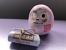 Daruma de color rosa que se cree que ayuda en lo romántico.