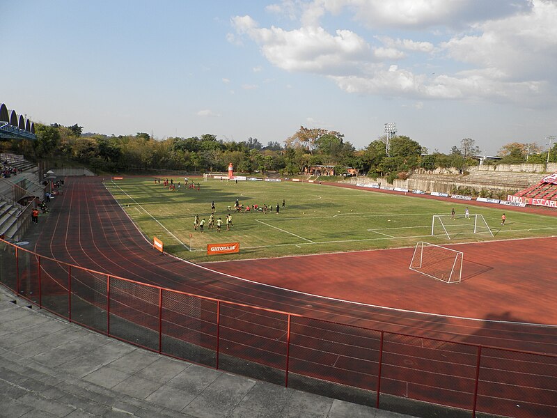 Archivo:Estadio Universitario (UES).JPG