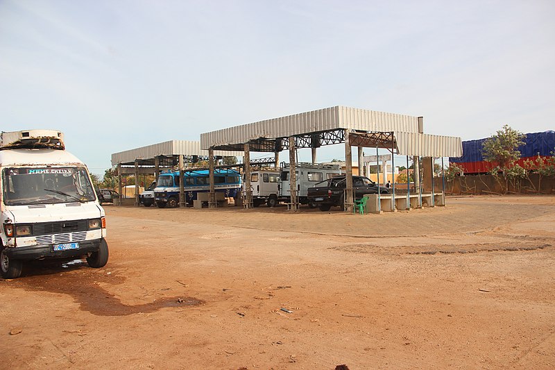 File:Gare routiere Gandiaye 2809.jpg