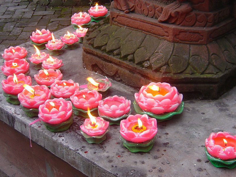 Файл:CandlesInBuddhistTemple.JPG