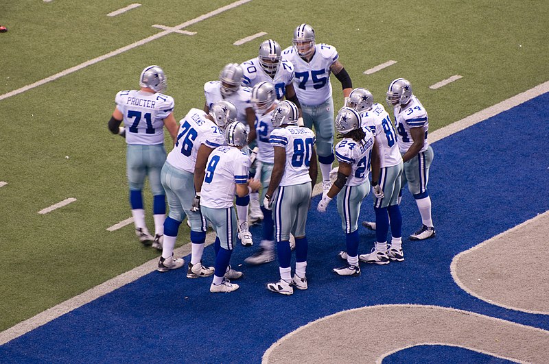 Archivo:Cowboys huddle.jpeg