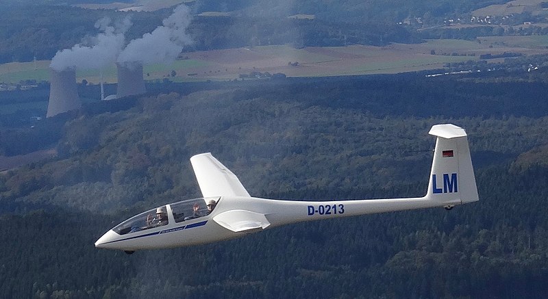 File:DG-500-schöne-Piloten.jpg