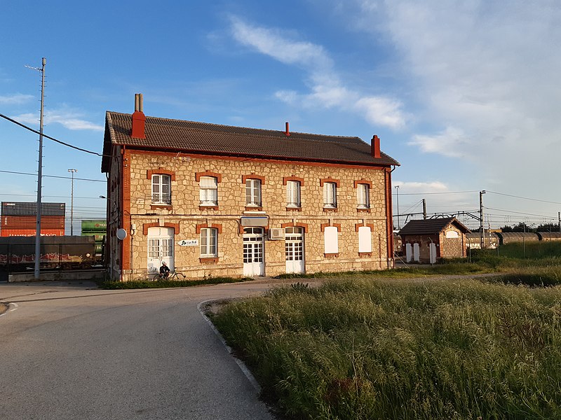 Archivo:Estación de Villafría.jpg