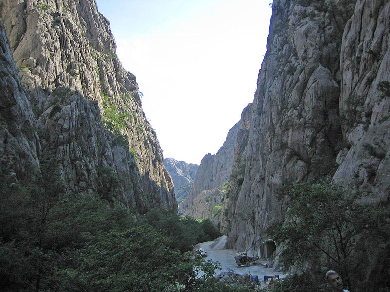 File:Nationalpark Paklenica Schlucht.JPG