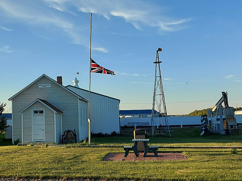 File:Rusty Relics Museum Schoolhouse.jpg