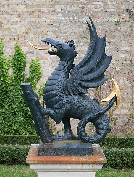 Файл:Wrest Park Wyvern.jpg