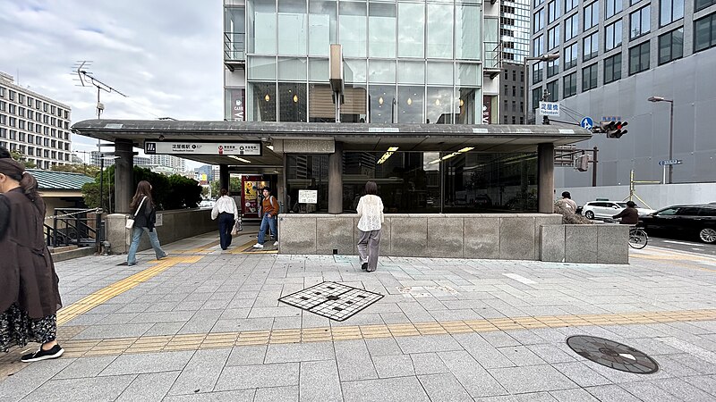 File:大阪メトロ淀屋橋駅1号出口.jpg