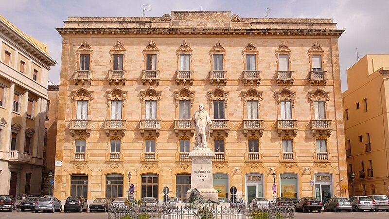 File:Garibaldi Statue Trapani.jpg