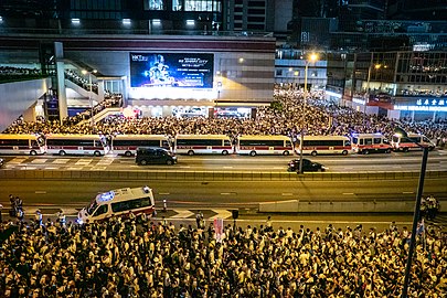 晚上8時，未完成遊行的市民與警方對峙 到晚上9時，警方出動多輛運員車等警車戒備，而後方港鐵金鐘站B出口仍逼滿離開的遊行人士