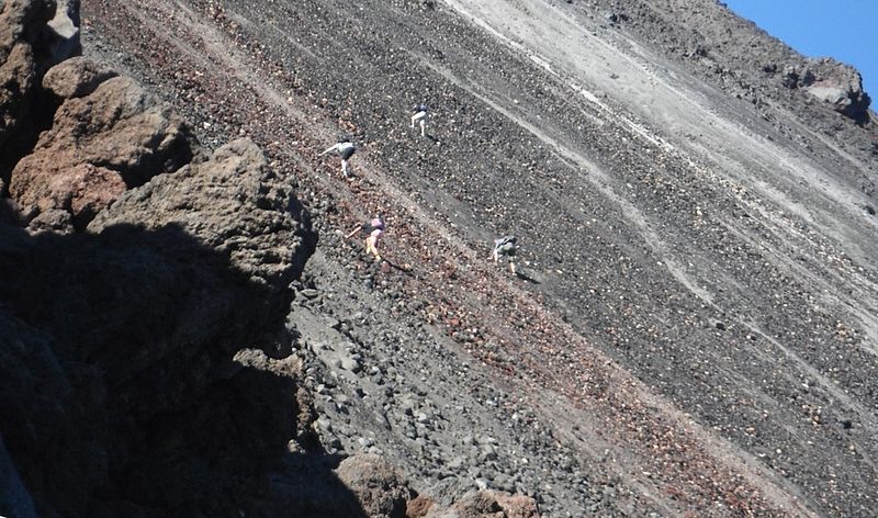 File:Scramblers up Mt. Ngauruhoe.jpg