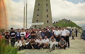 Тумсой. 1998 год. У башни «ГIазотан БIав», построенной в честь погибших на войне.