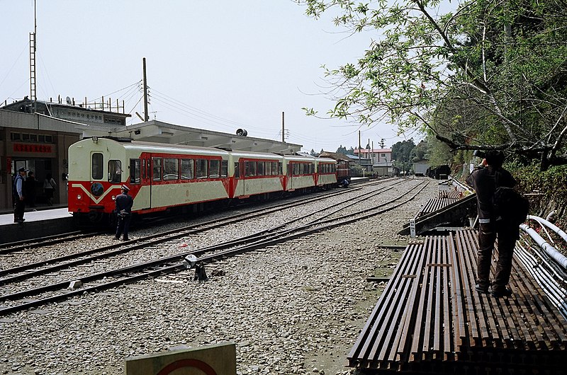 File:Alishan Express at Fenchihu.jpg