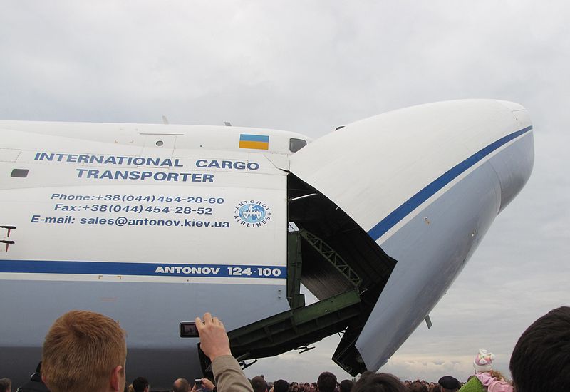 Файл:An-124 closing nose.JPG