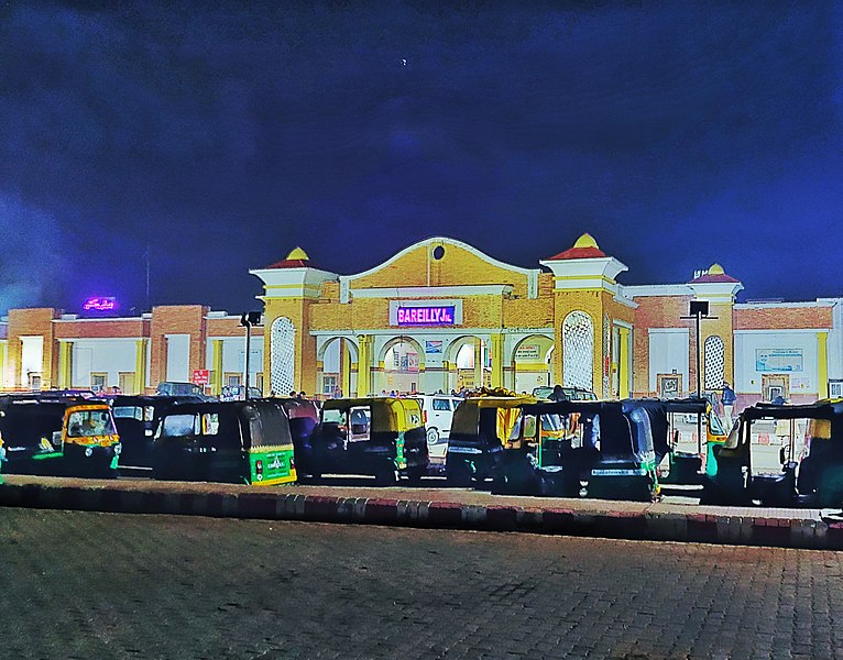 File:Bareilly Junction at night.jpg