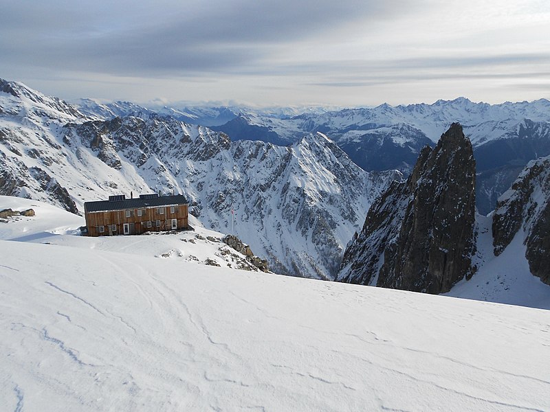 File:Cabane de Saleina.jpg