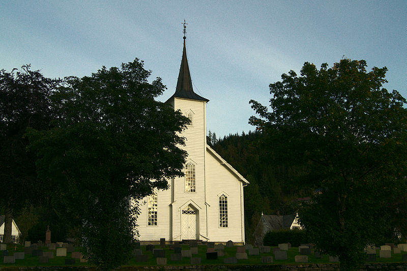 File:Fjaler (Dale) kyrkjestad.jpg