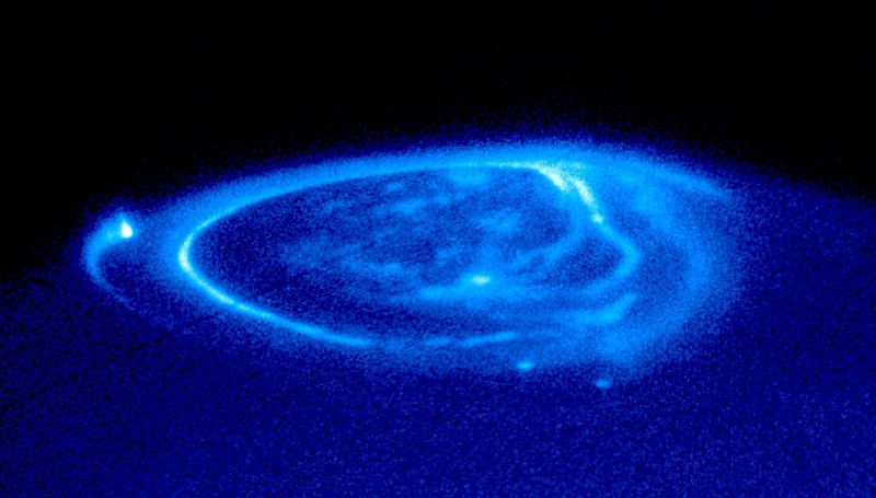 Archivo:Jupiter.Aurora.HST.UV.jpg