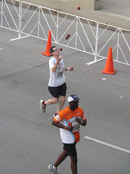 File:2007 Chicago Marathon juggler.JPG