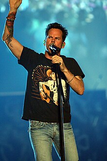 Allan performing on tour with Keith Urban, 2007