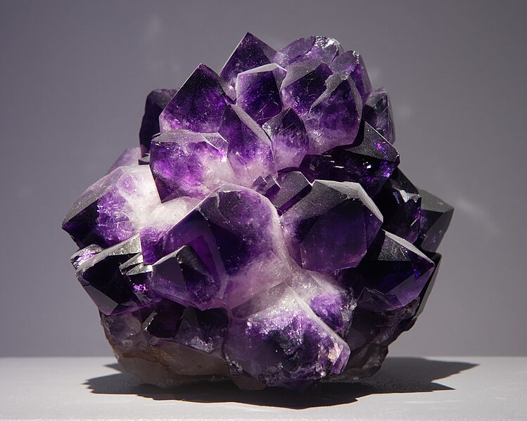 File:Amethyst Siberia MNHN Minéralogie.jpg